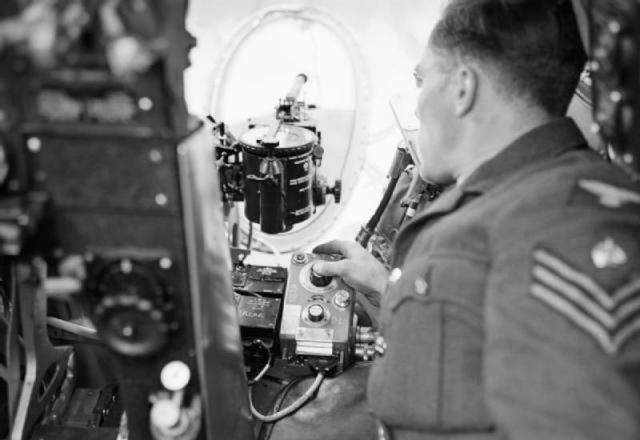 Immagine Allegata: A_ground_crew_sergeant_demonstrates_the_operation_of_the_photo-reconnaissance_camera_in_a_de_Havilland_Mosquito_of_No._540_Squadron_RAF_at_Benson,_Oxfordshire,_August_1943._CH10853.jpg