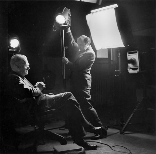 Immagine Allegata: Yousuf Karsh in studio.jpg